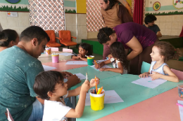 Imagem: Crianças ao redor de uma mesa fazendo atividades de desenho e pintura (Foto: Clarice Nascimento/PREX-UFC)