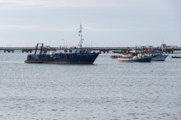 Foto do barco Argo Equatorial, ancorado na Praia do Mucuripe, em Fortaleza. 