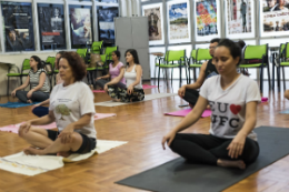 Imagem: fotos de servidoras sentadas em tapetes de yoga em aula da atividade
