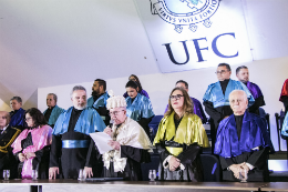 Imagem: Reitor Henry Campos, ladeado por pró-reitores e coordenadores de cursos (Foto: Arlindo Barreto/UFC)