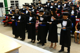 Imagem: Representantes dos cursos durante o juramento na solenidade de colação de grau (Foto: Vandi Lima Junior)