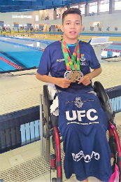 Imagem: O estudante-atleta Samuel Diniz, do Curso de Direito, conquistou medalhas de ouro e prata na natação (Foto: Divulgação)