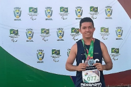 Imagem: O estudante-atleta Pedro Henrique, do Curso de Educação Física, ganhou medalhas de prata e bronze no atletismo (Imagem: Divulgação)