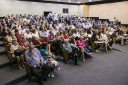 Imagem: O auditório do Conselho Regional de Medicina do Estado do Ceará ficou lotado de professores, pesquisadores e comunidade médica. (Foto: Viktor Braga/UFC)