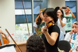 Imagem: Liu Man Ying é a responsável pelo ensino de violino e viola do Instituto de Cultura e Arte da UFC e coordenadora da Camerata de Cordas (Foto: Ribamar Neto/UFC)