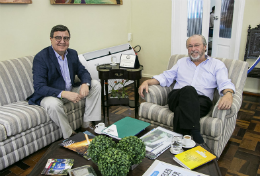 Ex-deputado Danilo Forte e reitor sentados no sofá do Gabinete da Reitoria