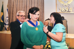 Imagem: foto de uma mulher recebendo uma medalha 