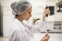 Imagem de uma mulher fazendo pesquisa em laboratório