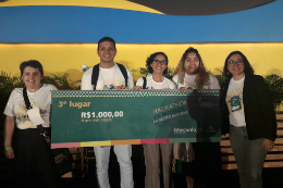 Equipe do projeto Hack do Lixo em foto posada com cinco pessoas segurando um cheque do prêmio do terceiro lugar