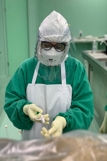 Médica injetando agulha para colher material de um corpo (Foto: Divulgação)