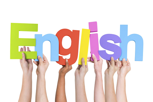 Imagem: Mãos de várias pessoas segurando letras coloridas que formam a palavra "English" (Imagem: Reprodução/Google Images)
