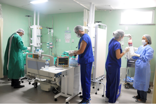 Foto de uma equipe de profissionais de saúde trabalhando em um sala de cirurgia do Hospital Universitário