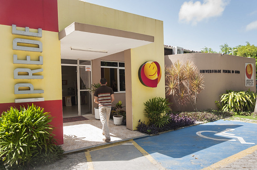 Imagem: foto da fachada do IPREDE com muro nas cores amarelo e vermelho