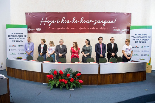 Imagem: Foto da mesa de abertura da solenidade de 15 anos do serviço de transplantes de medula óssea do HUWC/HEMOCE