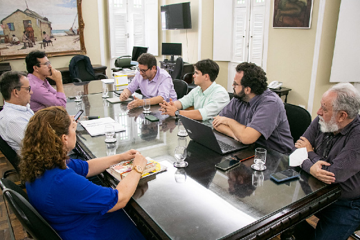 Imagem: Foto da mesa de reunião do reitor Custódio Almeida com o deputado Renato Roseno e o vereador Gabriel Aguiar