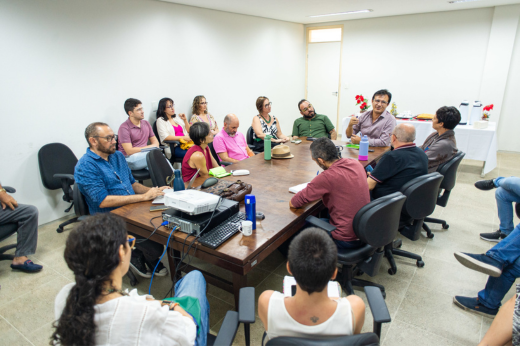 Imagem: Foto da mesa de reuniões do Conselho do ICA, com o reitor Custódio Almeida sentado em uma das pontas