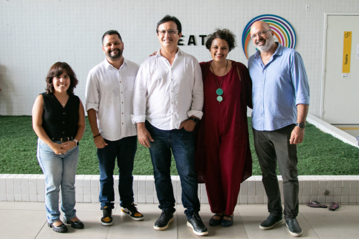 Imagem: Foto posada do reitor Custódio Almeida com o secretário de Juventude Davi Gomes Barroso e gestores da PROCULT 