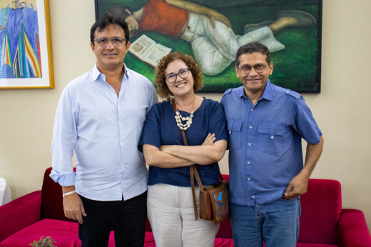 Imagem: Foto posada do reitor Custódio Almeida, da Profª Andrea Pinheiro e de Alemberg Quindins