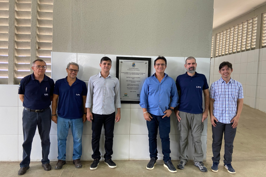 Imagem: Foto posada do reitor Custódio Almeida com a equipe técnica do Laboratório de Pesquisa e Tecnologia em Soldagem