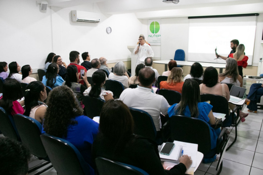 Imagem: Foto do auditório do NUTEP durante a palestra do deputado Danilo Forte, e o público está de costas no primeiro plano da foto