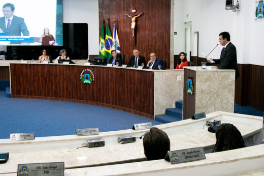 Imagem: Foto de panorama geral do plenário da Câmara Municipal com o reitor Custódio Almeida discursando no púlpito