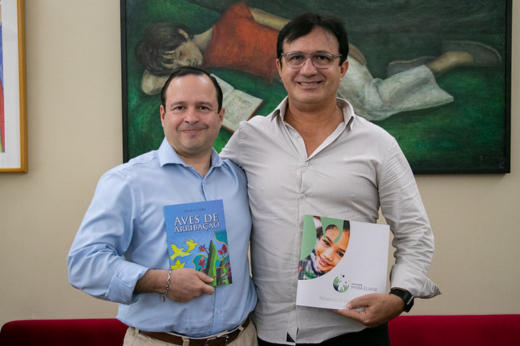 Imagem: Foto posada de Igor Queiroz e do reitor Custódio Almeida, com os dois segurando livros