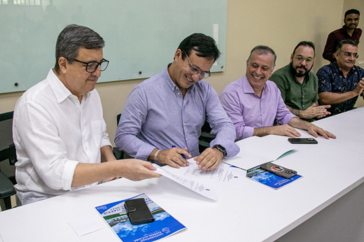 Imagem: O reitor Custódio Almeida, o deputado federal Danilo Forte e o diretor do Campus de Itapajé, Márcio Veras, assinam as ordens de serviço