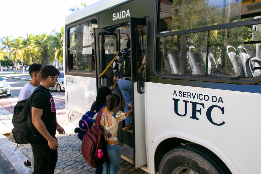 Fotografia de estudantes embarcando em ônibus da UFC