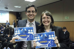 Imagem: fotos dos estudantes Marcelo de Barros e Lara Pontes segurando os certificados do evento