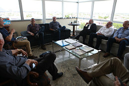 O reitor Cândido Albuquerque e sua comitiva em reunião com o prefeito de Sobral, Ivo Gomes.