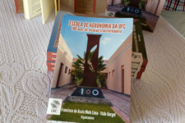 Imagem: Ao longo de mais de 260 páginas, o livro resgata a “tradição de excelência e compromisso (do CCA) com o desenvolvimento do Ceará e do Nordeste” (Foto: Sérgio de Sousa/UFC)