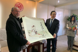Imagem: Reitor recebeu de presente uma obra chinesa, das mãos do presidente da Universidade de Nankai, Cao Xuetao