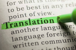 Imagem: foto de um dicionário focada na palavra "translation" que está destacada com caneta marca-texto na cor verde