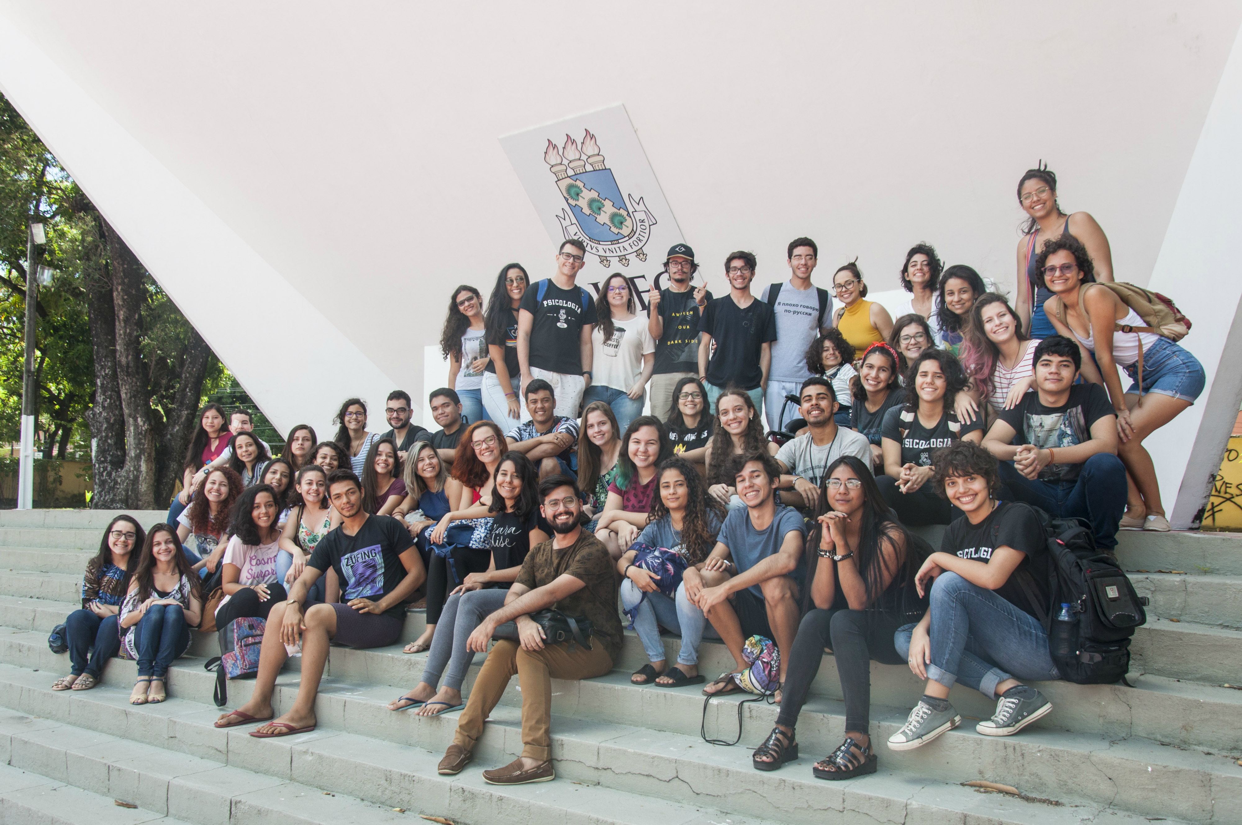 Imagem: Algumas dezenas de estudantes posam na Concha Acústica da Reitoria. Foto: Viktor Braga