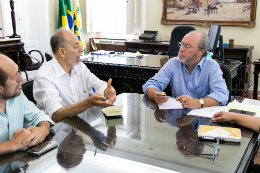 Reunião com Inácio Arruda no gabinete do reitor