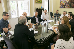 Foto da mesa de reunião no Gabinete do Reitor
