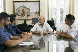 Foto da mesa de reunião do gabinete do reitor Cândido Albuquerque 