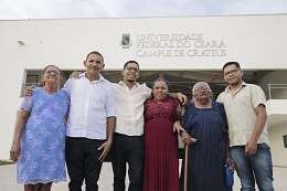 Imagem: Família do concludente Wermeson Rocha reunida em frente ao prédio da UFC em Crateús (foto: Ribamar Neto/UFC)