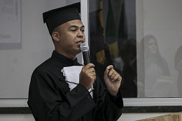 Imagem: Edmar dos Santos Júnior, orador discente da turma de formandos (Foto: Ribamar Neto/UFC)