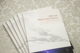 Imagem: Capa do livro livro de poemas "Prosa em versos: pequena coletânea", do ex-reitor da UFC Hélio Leite (Foto: Ribamar Neto/UFC)