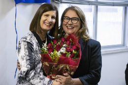 Márcia Machado recebe flores da atual pró-reitora de Extensão, Profª Elizabeth Daher