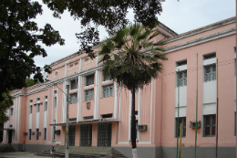 Imagem: foto da fachada da Faculdade de Direito