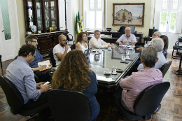 Imagem: participantes da reunião sentados em volta de uma mesa (Foto: Ribamar Neto/UFC)