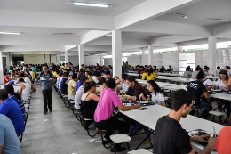 Foto dos alunos almoçando no Restaurante Universitário I do Campus do Pici
