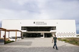 Imagem: Fachada do Campus de Crateús com um homem caminhando na frente
