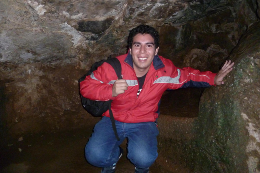 Foto posada do pesquisador Pablo Lara abaixado dentro de uma caverna