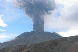 Foto do vulcão Ubinas soltando fumaça 