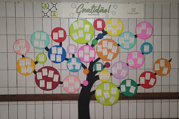 Imagem: mural da gratidão com recados pregados numa árvore feita com cartolina