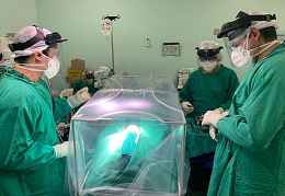 Imagem: Profissionais de saúde usam Covid-Box durante operação (Foto: Divulgação)