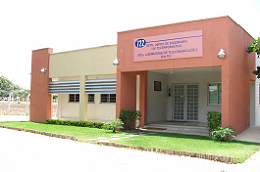 Imagem: foto do prédio do GTEL, com fachada rosa e bege